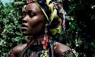 Bộ ảnh được chụp ngay chính trên quê hương Kenya và có sự tham gia của bà ngoại của cô.