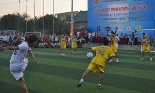 Bóng đá 'phủi' hút sao V-League