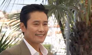 Netizen Hàn phẫn nộ khi Lee Byung Hun bị phóng viên nước ngoài chào bằng tiếng Nhật