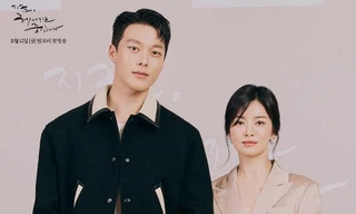 Song Hye Kyo lộng lẫy trong buổi họp báo phim mới nhưng bị netizen phát hiện chi tiết lạ