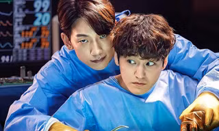 Ghost Doctor tập 4: Kim Bum phản ứng đầy bất ngờ khi phát hiện "hồn ma" Bi Rain bên cạnh