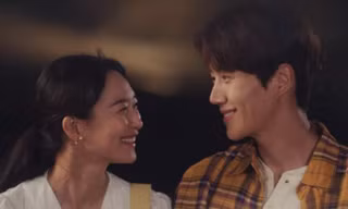 "Hometown Cha Cha Cha" tập 11: Vừa mới yêu nhau mà Kim Seon Ho đã "no đòn" vì Shin Min Ah