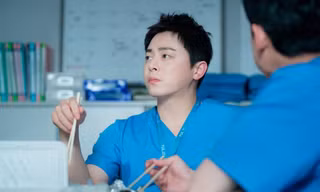Hospital Playlist 2: Hóa ra Ik Jun chưa thể cưa đổ Song Hwa do quá khứ lỡ "tạo nghiệp"?