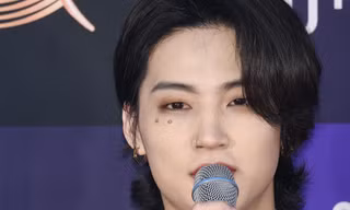 Jaebum (GOT7) lại gây tranh cãi khi để lộ hình ảnh nhạy cảm trong phòng ngủ