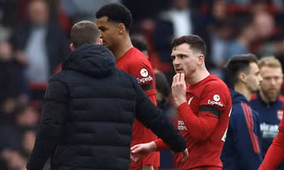 Giật chỏ vào mặt ngôi sao Liverpool, trợ lý trọng tài sắp nhận 'trái đắng' 