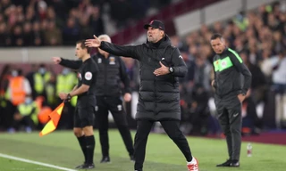 HLV Klopp bức xúc trọng tài, 'nổi điên' với phóng viên: 'Tôi không phải con chó'