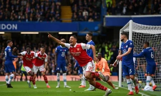 Đánh bại Chelsea ở derby London, Arsenal giành lại ngôi đầu từ tay Man City