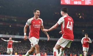 Sân Emirates sặc mùi thuốc pháo, Arsenal bám sát ngôi đầu