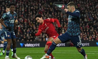 Xhaka lập kỷ lục thẻ đỏ, Arsenal thoát thua trước Liverpool