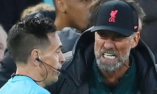 Bị phạt vì chửi bới trọng tài, HLV Klopp vẫn mỉm cười vì lý do này 
