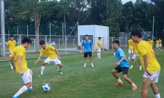 HLV Đinh Thế Nam vắng mặt trong buổi tập của U19 Việt Nam vì vấn đề sức khỏe 