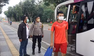 Sợ CĐV Indonesia làm loạn, cảnh sát phải hộ tống U19 Việt Nam đến buổi tập 