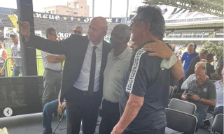 Chủ tịch FIFA nói gì khi bị chỉ trích vì chụp ảnh selfie cạnh quan tài Pele? 