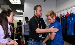 'Vua cùi chỏ' Theerathon của tuyển Thái Lan bị chỉ trích vì phát biểu kiêu ngạo 