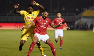 Cầu thủ liên tục chấn thương, HLV Trần Minh Chiến đổ tại phong thủy 