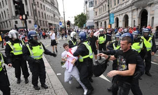 Liên đoàn bóng đá Anh đối diện án phạt nặng vì để CĐV 'đại náo' trận chung kết EURO