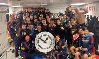 Bí mật đằng sau màn ăn mừng cùng chiếc đồng hồ của Arsenal 