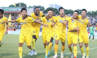 SLNA đè bẹp Hải Phòng trên sân Vinh, 'chễm chệ' ngôi đầu V-League 