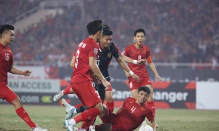 Tiến Dũng nhận thẻ vàng oan uổng vì tốt bụng với cầu thủ đội bạn 