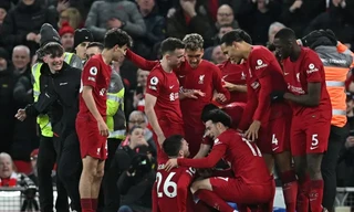 Robertson bị chấn thương vì CĐV Liverpool lao vào ăn mừng, HLV Klopp nổi điên 