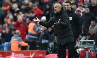 Bị CĐV Liverpool ném tiền xu, HLV Guardiola nói luôn một câu 'khó đỡ' 