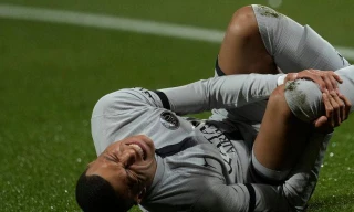 Đêm kinh hoàng của Mbappe: 2 lần hỏng penalty, đau đớn vì chấn thương và bị chế nhạo 