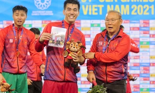 Tiến Linh mang cả gia đình lên bục nhận HCV SEA Games 31 
