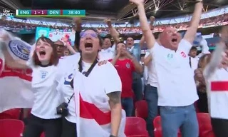 Trốn làm xem bóng đá còn chường mặt lên TV, CĐV Anh bị đuổi việc