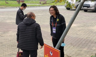 CĐV Malaysia thích thú với hình ảnh HLV Kim và HLV Park thân thiết trước đại chiến 