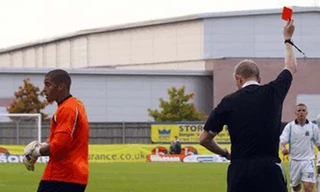 Vào sân 10 giây đã … bị đuổi