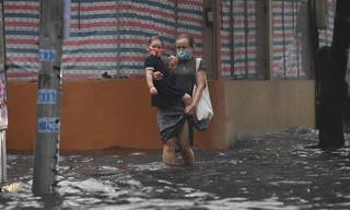 Người nước ngoài 'khóc thét' với trải nghiệm ngập, nước tràn vào nhà ở TPHCM