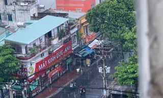 Tại một số nơi trên địa bàn TP.HCM xuất hiện cơn mưa giữa mùa nắng nóng.