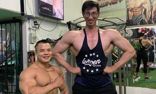 Hai anh em 'người khổng lồ' ở TPHCM: Không thể đi ô tô, người lạ kì thị