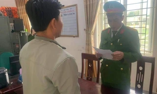 Công an làm việc với thầy N. để xác minh, điều tra vụ việc.