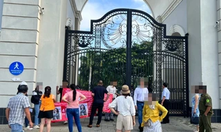 Điểm nhấn giáo dục: Phụ huynh căng băng rôn đòi hàng tỉ tiền học phí ở trường quốc tế