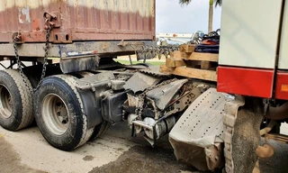 Vị trí xe container bị xe khách đâm ở giữa đầu xe và thùng sơ mi rơ moóc (Ảnh: Công Bính).