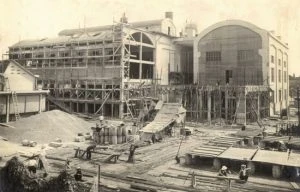 Thành phố đầu tiên ở Đông Dương được thắp sáng bằng đèn điện? 