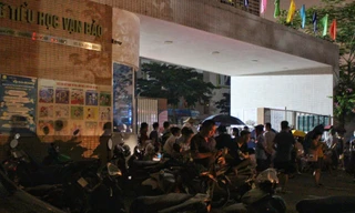 Chen chân, xếp hàng qua đêm để mua đơn dự tuyển lớp 1 trường công