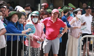 Phụ huynh 'đội nắng' kiên nhẫn đợi con thi vào lớp 10