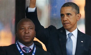 Phiên dịch viên giả đứng cạnh Tổng thống Mỹ Barack Obama trong lễ tang ông Nelson Mandela