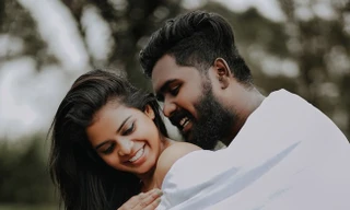 Cặp đôi quấn chăn chụp ảnh ở đồi chè bị chỉ trích 