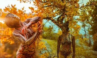 Người xem sửng sốt với hình ảnh mẫu nữ khỏa thân giữa mùa thu