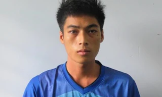 Nam thanh niên ra đầu thú. 