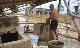 12 ngày không điện, không nước và không cơm của xóm nghèo bị cô lập trong lũ