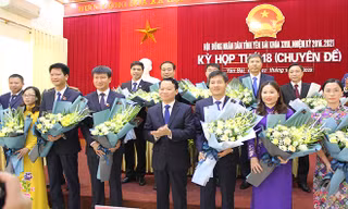 Bí thư Tỉnh ủy Yên Bái Đỗ Đức Duy chúc mừng các đồng chí được bầu giữ chức vụ mới. 