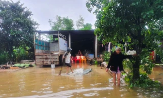 Người dân Quảng Trị mòn mỏi chờ lũ rút để được nấu cơm