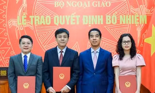 Thứ trưởng Bộ Ngoại giao Tô Anh Dũng trao quyết định và chúc mừng các cán bộ được bổ nhiệm vị trí công tác mới.