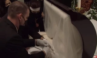 Xót xa khoảnh khắc vợ nhìn mặt nghệ sĩ Chí Tài lần cuối trước khi chia xa vĩnh viễn