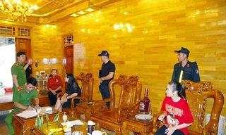 Cơ quan Công an lập biên bản khám xét chỗ ở của đối tượng Hùng Thị Thu Hường (áo đỏ góc phải)