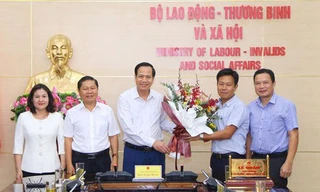Lãnh đạo Bộ Lao động - Thương binh và xã hội chúc mừng đồng chí Lê Quân.